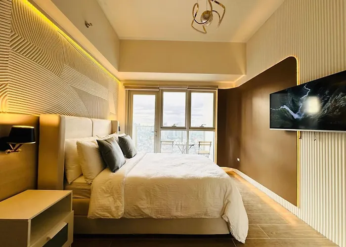 Cozy Sunlit Lounge W/ Balcony View Uptown Bgc * Manila