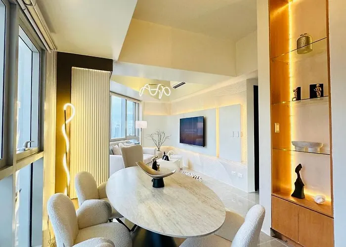 Apartment Cozy Sunlit Lounge W/ Balcony View Uptown Bgc