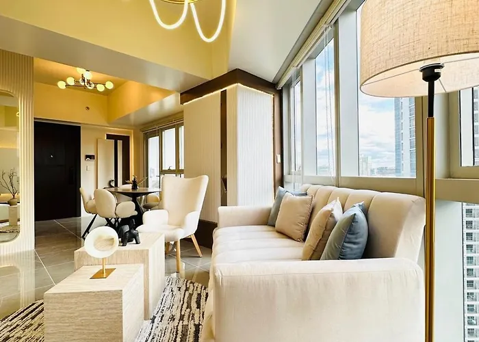 Apartment Cozy Sunlit Lounge W/ Balcony View Uptown Bgc