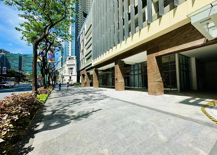 Apartment Cozy Sunlit Lounge W/ Balcony View Uptown Bgc