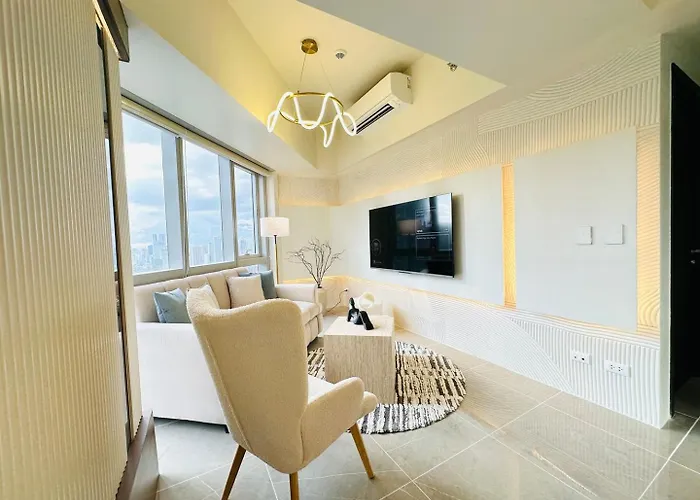 Cozy Sunlit Lounge W/ Balcony View Uptown Bgc Apartment
