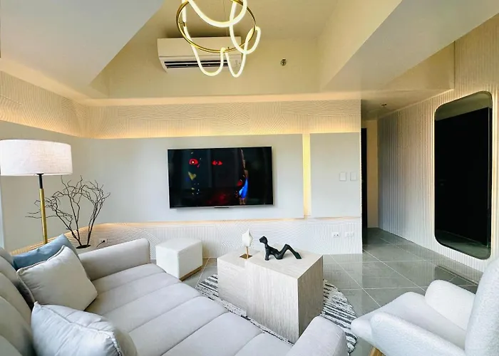 Cozy Sunlit Lounge W/ Balcony View Uptown Bgc Apartment *