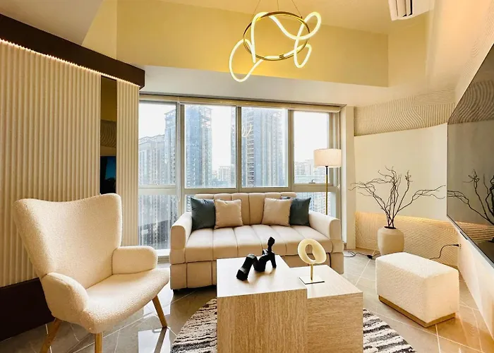 Apartment Cozy Sunlit Lounge W/ Balcony View Uptown Bgc *