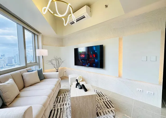 Apartment Cozy Sunlit Lounge W/ Balcony View Uptown Bgc