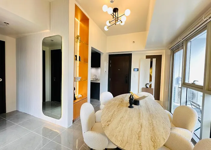 Cozy Sunlit Lounge W/ Balcony View Uptown Bgc Apartment *