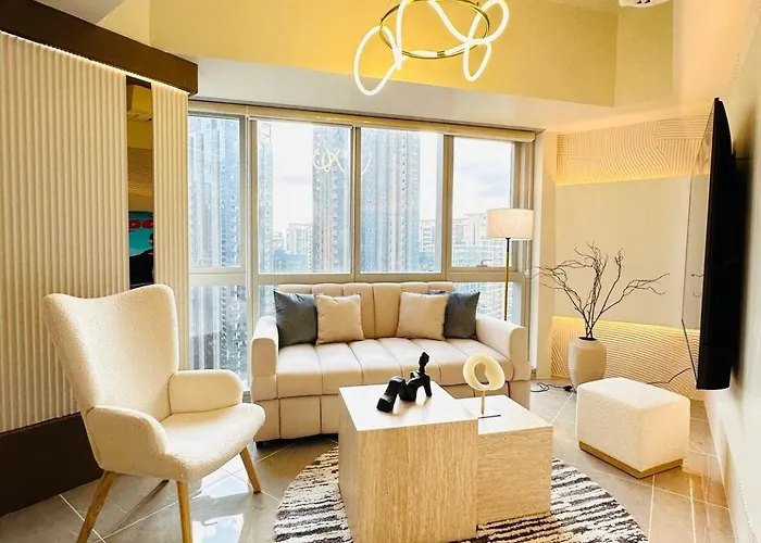 Cozy Sunlit Lounge W/ Balcony View Uptown Bgc Apartment