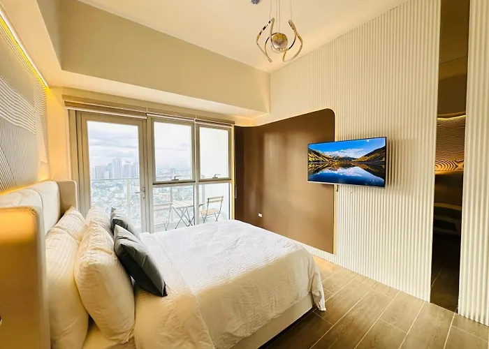 Apartment Cozy Sunlit Lounge W/ Balcony View Uptown Bgc