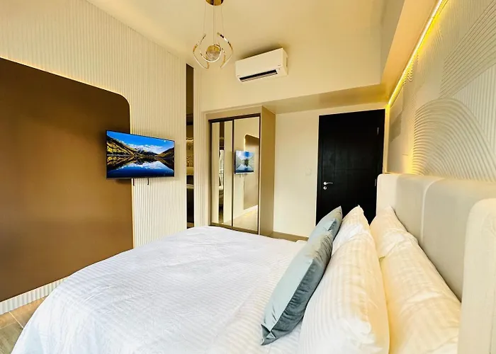 Cozy Sunlit Lounge W/ Balcony View Uptown Bgc Apartment