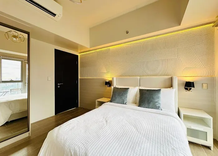 Apartment Cozy Sunlit Lounge W/ Balcony View Uptown Bgc Manila