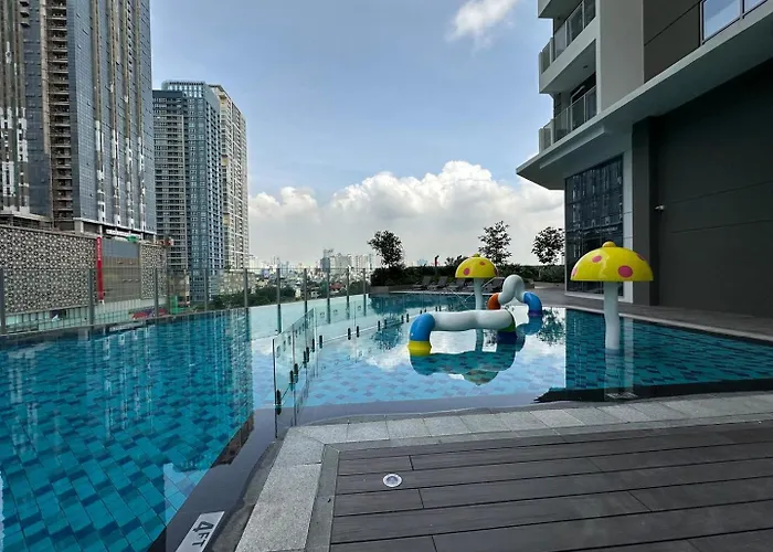 Apartment Cozy Sunlit Lounge W/ Balcony View Uptown Bgc