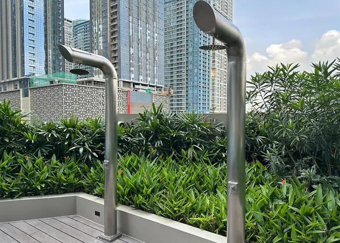 Cozy Sunlit Lounge W/ Balcony View Uptown Bgc Apartment