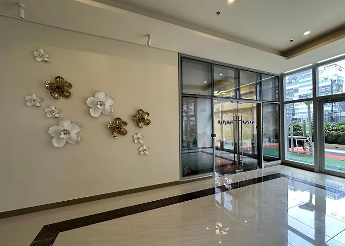 Cozy Sunlit Lounge W/ Balcony View Uptown Bgc Apartment *
