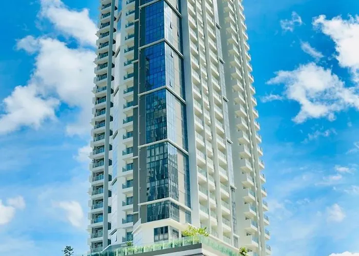 Cozy Sunlit Lounge W/ Balcony View Uptown Bgc *